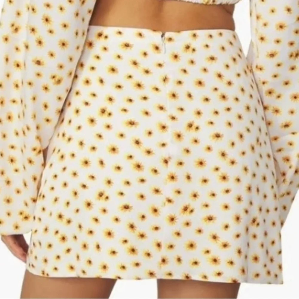 NWT We Wore What Daisies Floral Mini